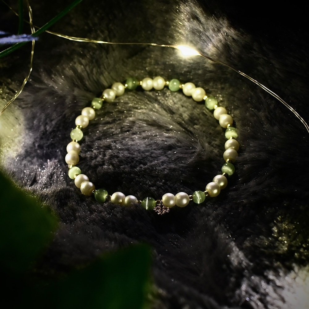 Light green, faux pearl, and gold beaded bracelet 💚🤍